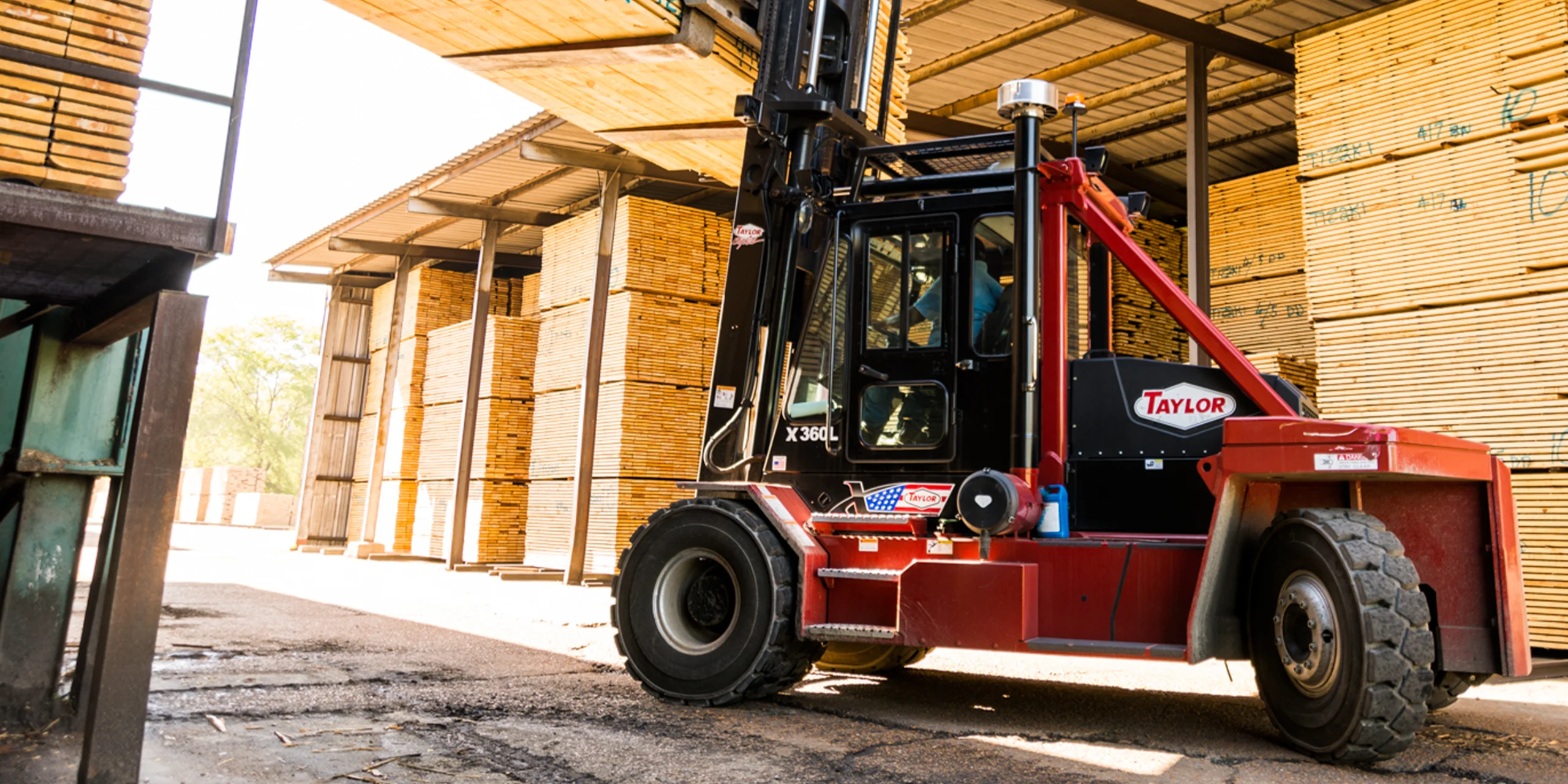 Container handling equipment supported by flexible leasing solutions